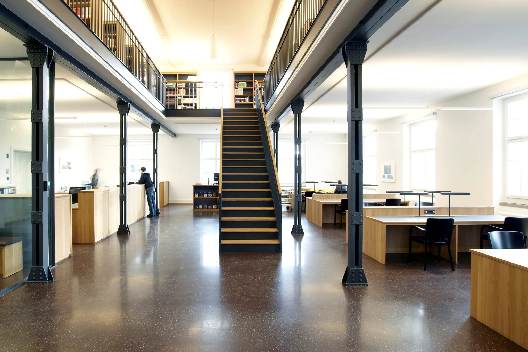 La salle de lecture et la bibliothèque des nouvelles archives d'État du canton de Thurgovie à Frauenfeld, conçues par Jessenvollenweider Architektur, invitent à consulter des dossiers et à explorer sa propre histoire.