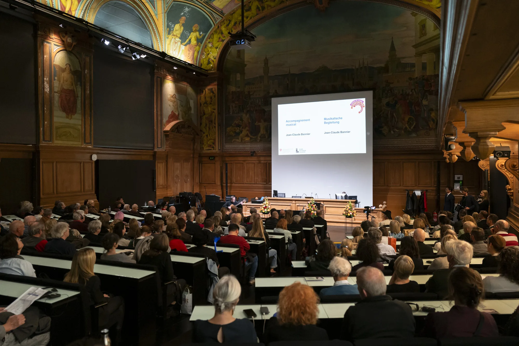 Saal mit Menschen